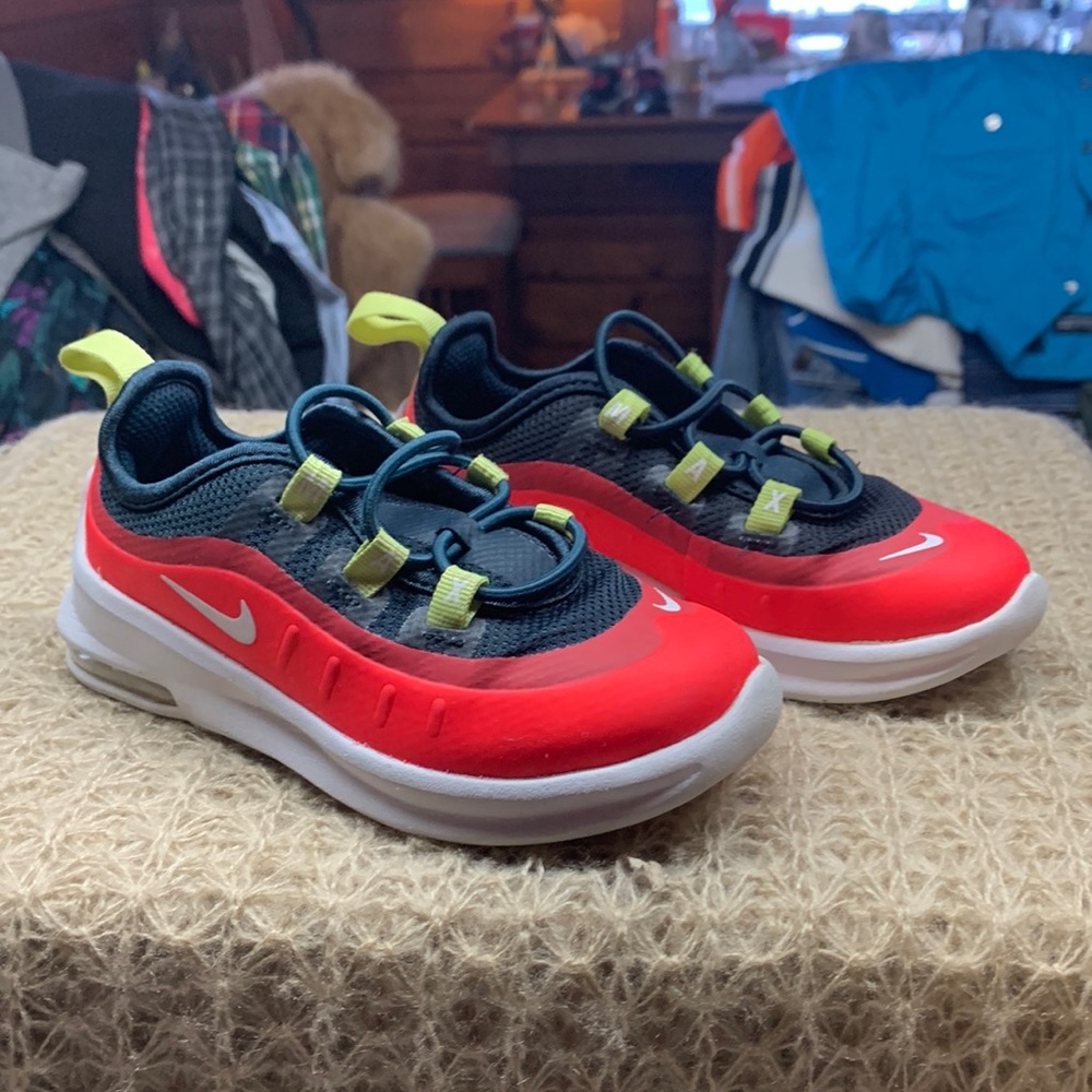 Nike Air Max Axis Sz 9C